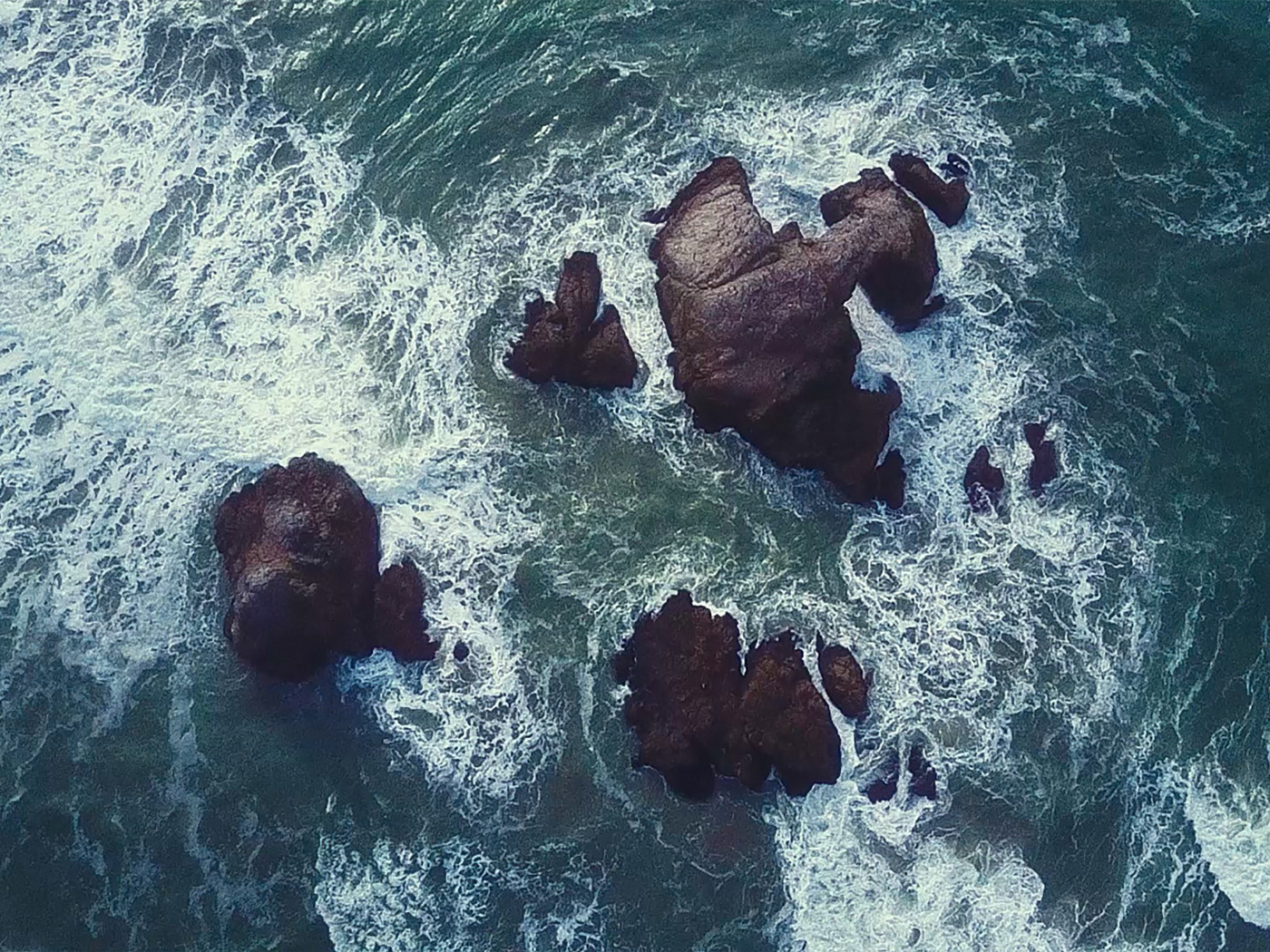 Aerial waves breaking