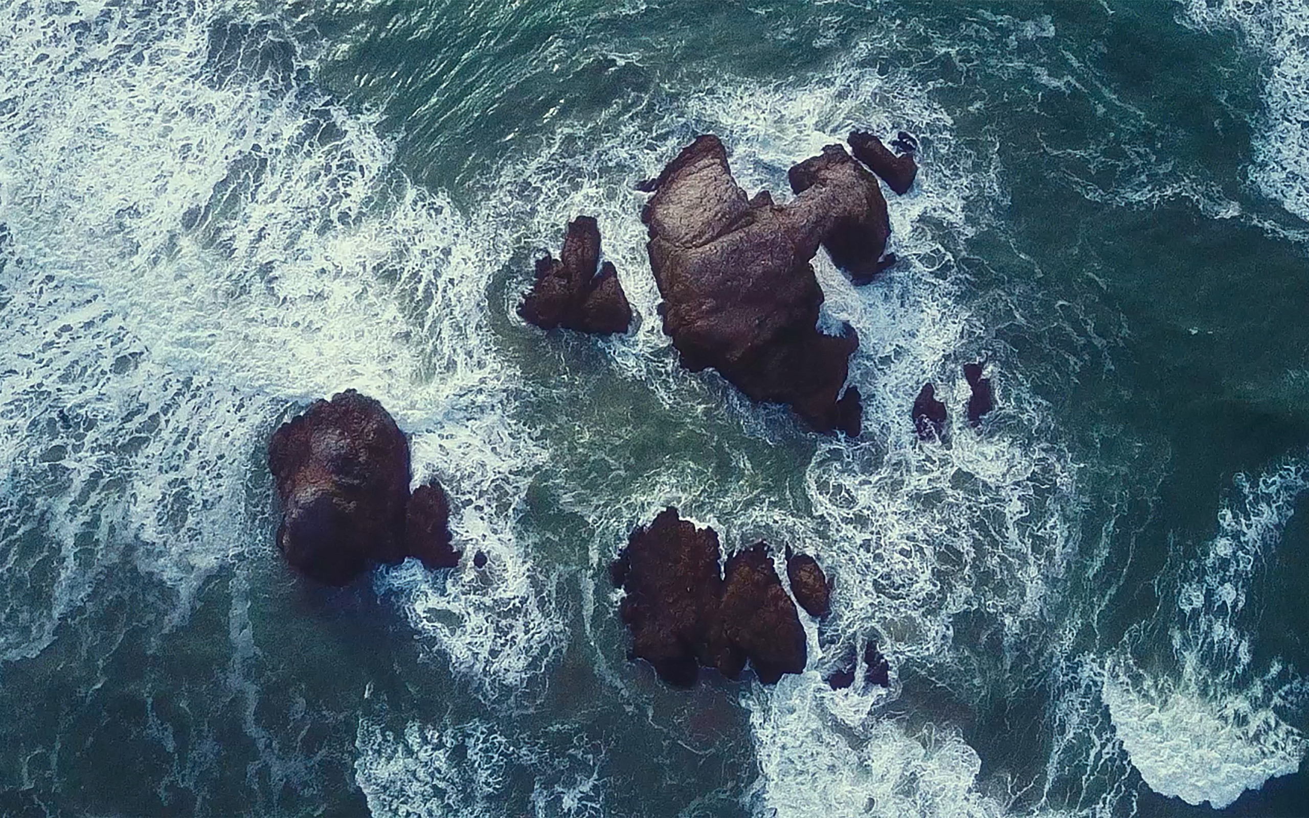 Aerial waves breaking