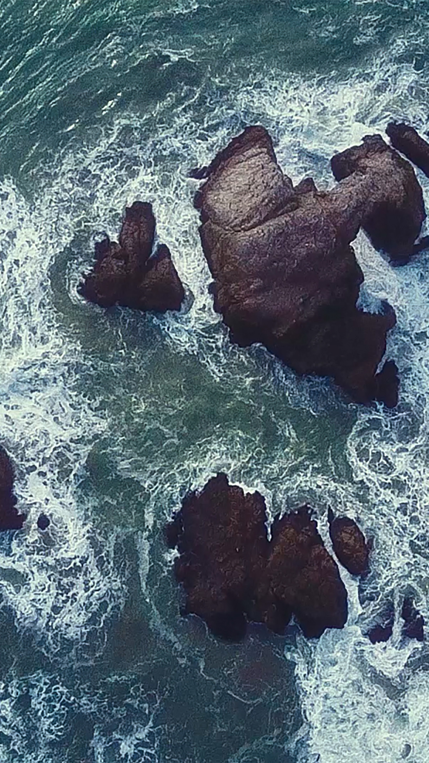 Aerial waves breaking