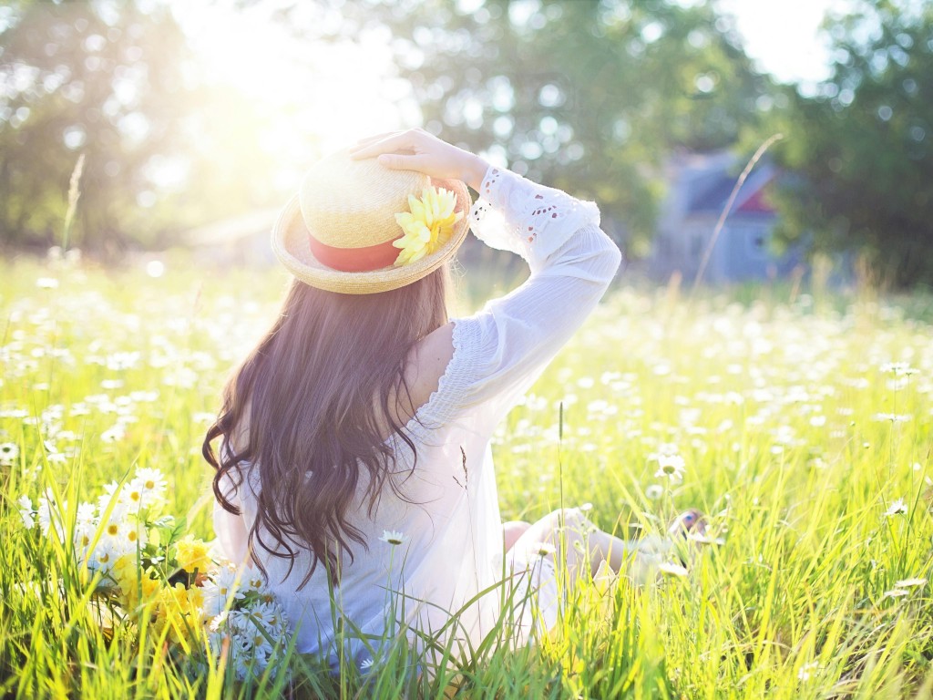 A Woman Sitting in the Flower Feld